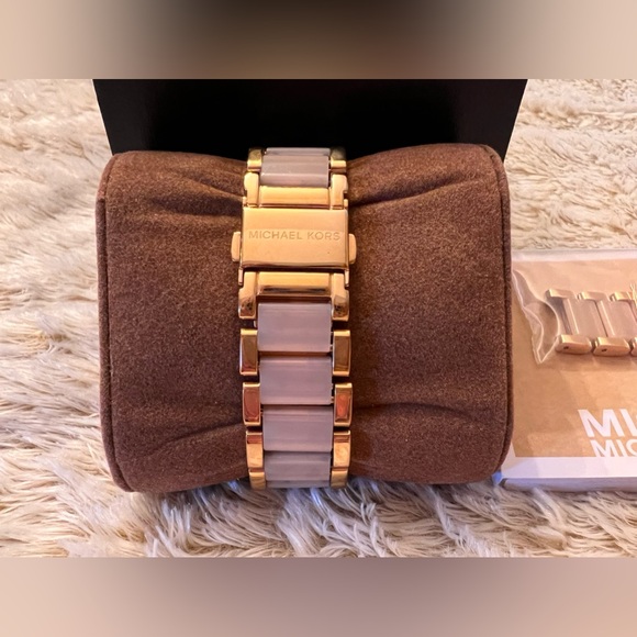 Michales Kors Woman’s watch - Picture 4 of 5